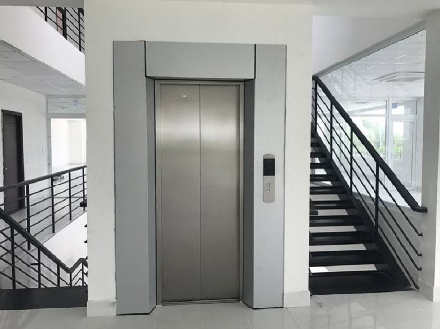 Mẫu thang máy với cửa inox xám bạc